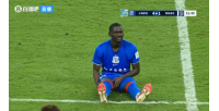 愿无大碍！阿苏埃因伤离场直接返回更衣室，本场3射1传
